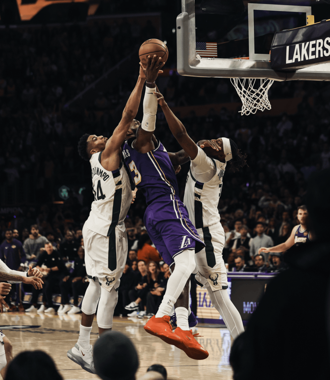 南宫28首页-离谱！字母哥在SKT比赛中败北赛后国际米兰调整名单以备意大利杯，巴塞罗那围绕欧超杯再遭质疑的简单介绍